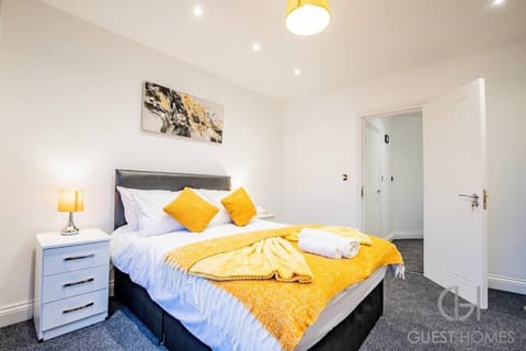 Bed, Photo of the whole room, Decorative detail, Bedroom, towels