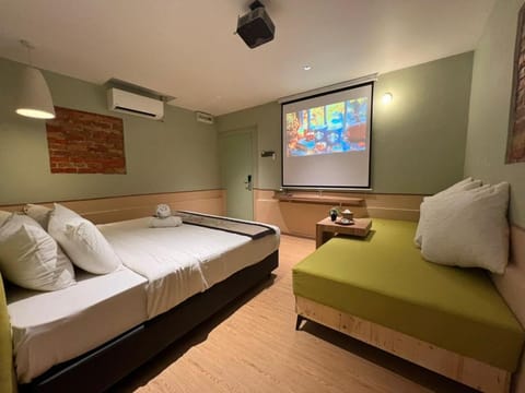 Bed, TV and multimedia, Photo of the whole room, Seating area, Evening entertainment, air conditioner