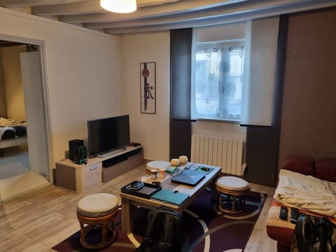 Saint Quentin en Yvelines- Montigny le Bretonneux village, avec jardin,10min des sites olympiques de golf et de vélo, 15 minutes de Versailles 30 minutes de Paris Host fluent in English Apartment in Montigny-le-Bretonneux