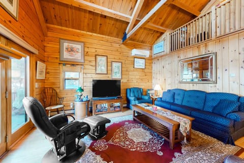 Lake Bomoseen Log Cabin House in Lake Bomoseen