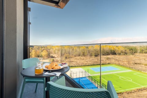 View (from property/room), Balcony/Terrace, Tennis court