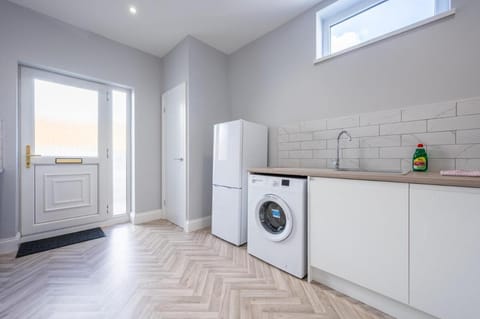 Kitchen or kitchenette, washing machine