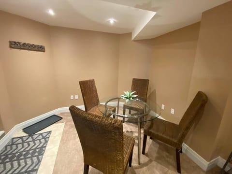 3 Bedroom Apartment for up to 6 with 2 bathrooms Condo in Pickering