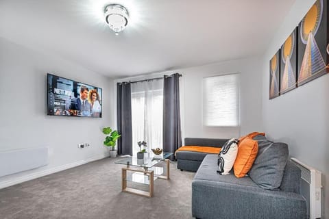 Communal lounge/ TV room, TV and multimedia, Living room, Seating area, Evening entertainment