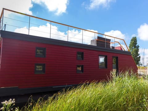 Hausboot Kaddi`s Sunflower - Huus & Meer Docked boat in Großenbrode