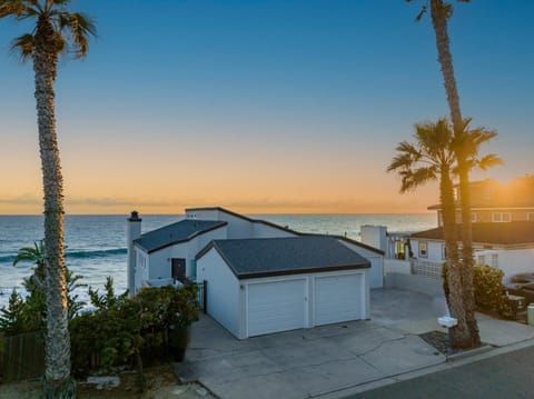 Oceanfront 3-unit complex - Private Deck - BBQ House in Oceanside