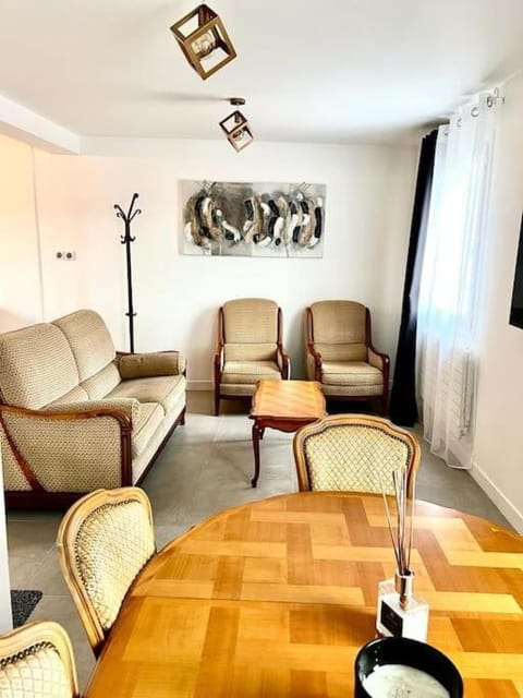 Duplex Cosy Proche Paris Wifi et Parking Gratuit Apartment in Drancy