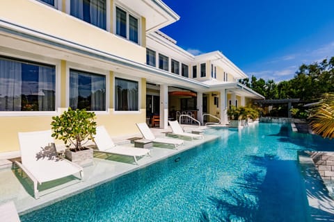 Luxury Villa-60 ft Pool-Jacuzzi-Endless Amenities- Villa in Marathon