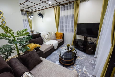 Entire 3-Bedroom Holiday Home in Kampala, Lovingly Furnished Casa in Kampala