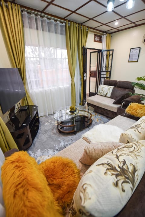 Entire 3-Bedroom Holiday Home in Kampala, Lovingly Furnished Casa in Kampala
