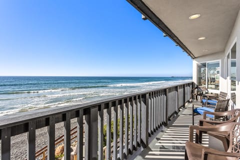 Oceanfront Family Getaway - BBQ - Oceanfront Seating House in Oceanside