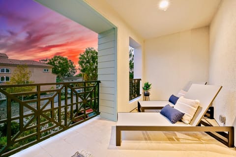 Modern 4BR - Private Balcony - Garage Parking House in Carlsbad
