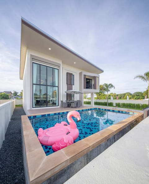 Property building, Day, Pool view, Swimming pool