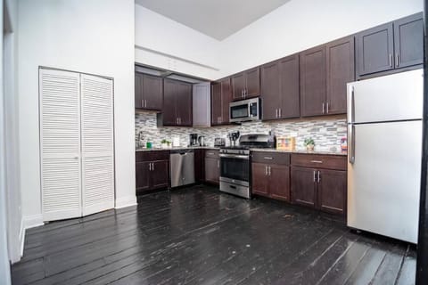 McCormick Pl HUGE 4Br 2Ba with Pool table and optional parking/ sleeps 10 Condo in South Loop