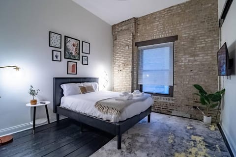 McCormick Pl HUGE 4Br 2Ba with Pool table and optional parking/ sleeps 10 Apartment in South Loop