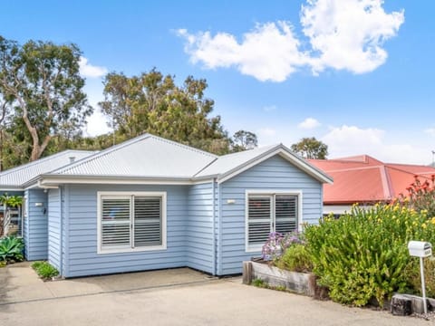 Property building, Spring, Day, Neighbourhood, Garden, Garden view, Street view