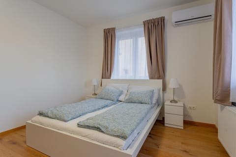 Bed, Photo of the whole room, Bedroom, air conditioner