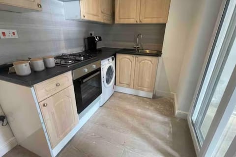 New Croydon Near Waddon Station! Apartment in Croydon