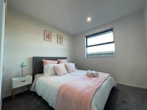 Luxury Brand New 4 Bedroom Family Retreat House in Christchurch