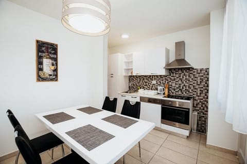 Kitchen or kitchenette, pet friendly, stove