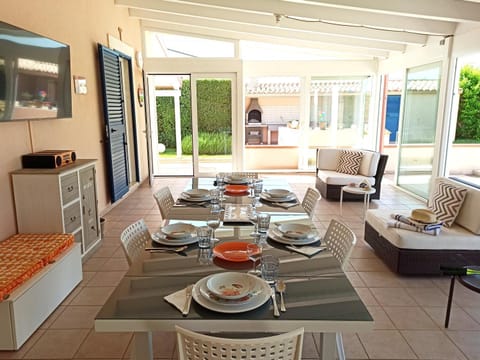 Patio, BBQ facilities, Children play ground, TV and multimedia, Coffee/tea facilities, View (from property/room), Balcony/Terrace, Living room, Food and drinks, Seating area, Dining area, Food, Garden view