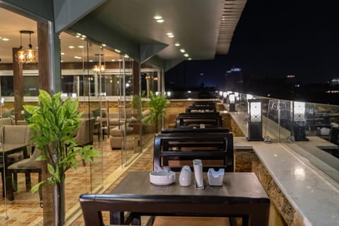 Restaurant/places to eat, Balcony/Terrace