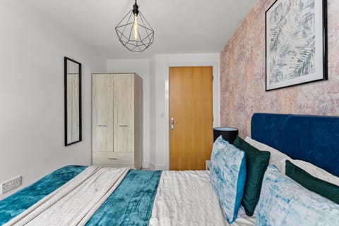 Executive Apartment -Sleeps 6 - Newly Refurbished Condo in Dewsbury