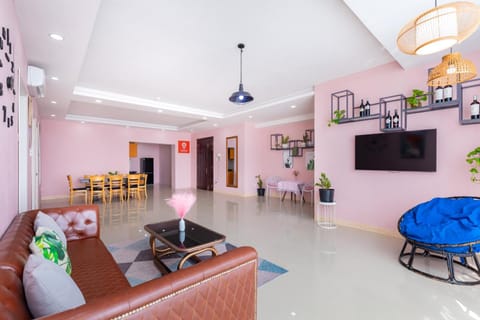 Communal lounge/ TV room, TV and multimedia, Living room, Seating area, Evening entertainment