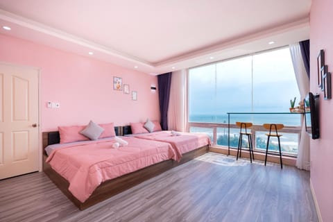 Bed, Natural landscape, TV and multimedia, View (from property/room), View (from property/room), Photo of the whole room, Seating area, Bedroom, Sea view