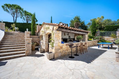 Villa Caroubiers Pretty provençal villa with outhouse and pool Villa in Mougins