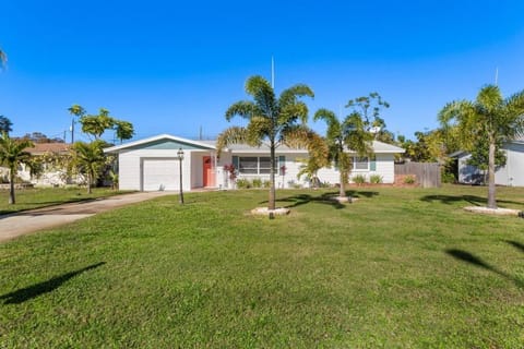 New! Pool home ~3 miles to the beach House in Seminole