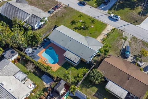 New! Pool home ~3 miles to the beach House in Seminole