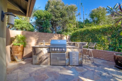 Walk To Beach - BBQ - Fire Pit - Outdoor Dining House in Carlsbad