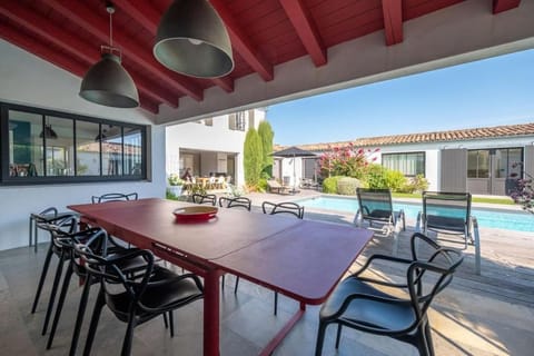 Superbe maison d'architecte autour de sa piscine chauffée Villa in La Flotte