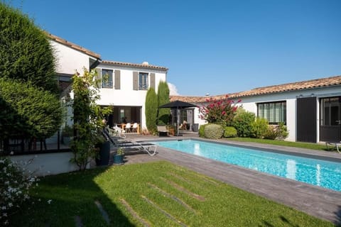 Superbe maison d'architecte autour de sa piscine chauffée Villa in La Flotte