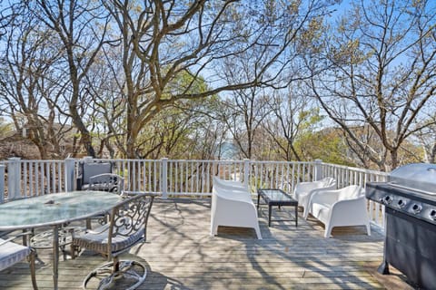 Escape to Paradise: Steps to Beach & Spacious Deck Maison in Baiting Hollow