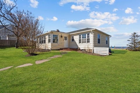 Sea Breeze Paradise: Beachfront & Panoramic Views House in Southold