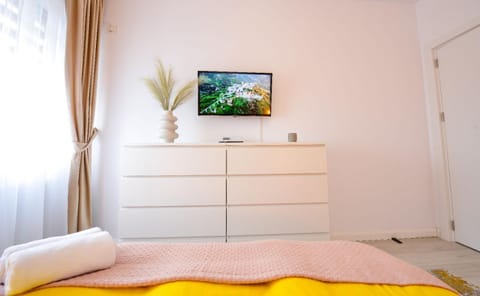 Bed, TV and multimedia, Photo of the whole room, Bedroom