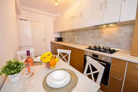 Kitchen or kitchenette, Dining area, minibar, pet friendly, stove