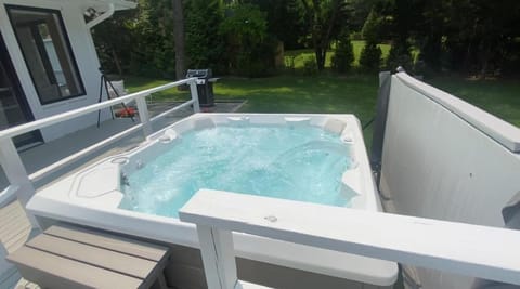 Southampton Retreat: Heated Pool, Hot Tub, Near Beach Maison in Southampton