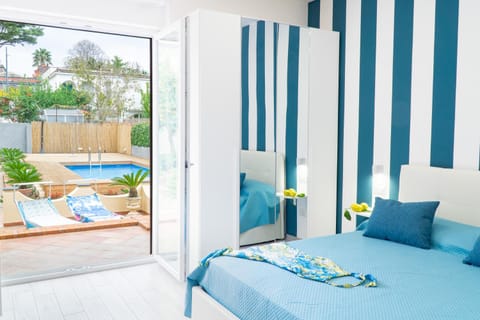 Bed, Photo of the whole room, Bedroom, Pool view, Swimming pool, sunbed