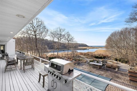 Silver Beach Bliss: Luxury Waterfront Home w/ Pool House in Baiting Hollow