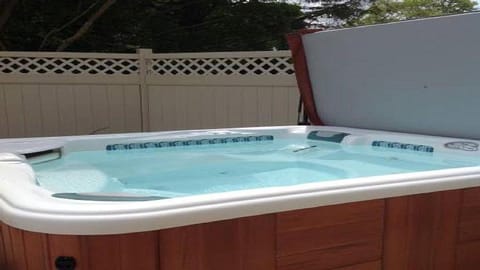 Sprawling Southampton Home: Private Pool, Hot tub, Game Room Maison in Southampton