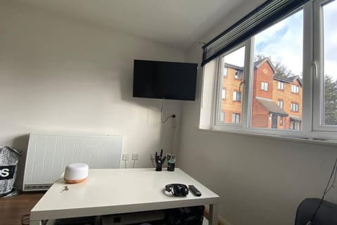 MODERN 1 Bedroom Ground Floor Flat Apartment in London Borough of Hackney