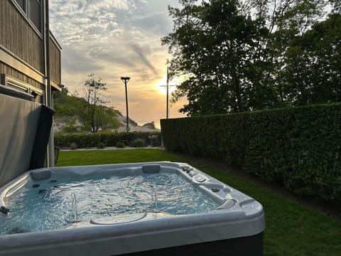 Dunes Beach House: Hot Tub and Steps to Beach House in Sound Beach