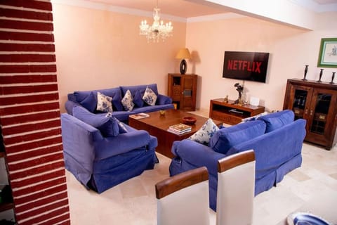 Communal lounge/ TV room, Living room, Seating area, Evening entertainment