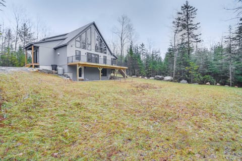 Mountain-View Bethel Cabin Game Room and Deck House in Newry