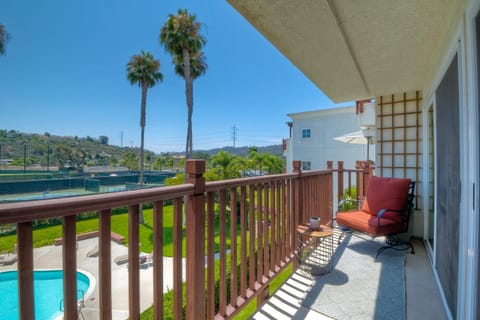 Private Balcony Overlooking Pool - Gated Parking Apartment in Carlsbad