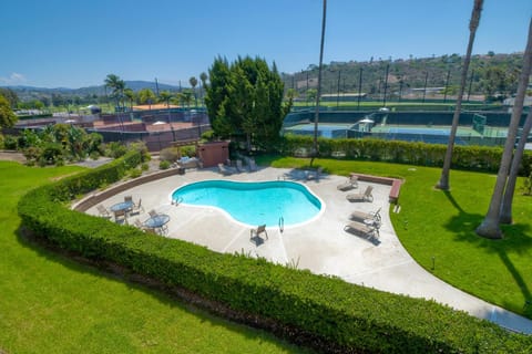 Private Balcony Overlooking Pool - Gated Parking Apartment in Carlsbad