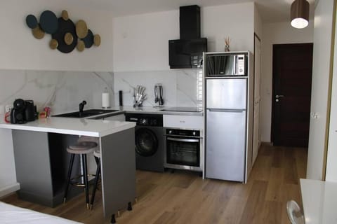 Kitchen or kitchenette, Dining area, minibar, pet friendly, stove